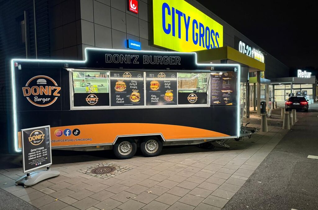 Doniz Burgers svarta och orange foodtruck med öppen serveringslucka