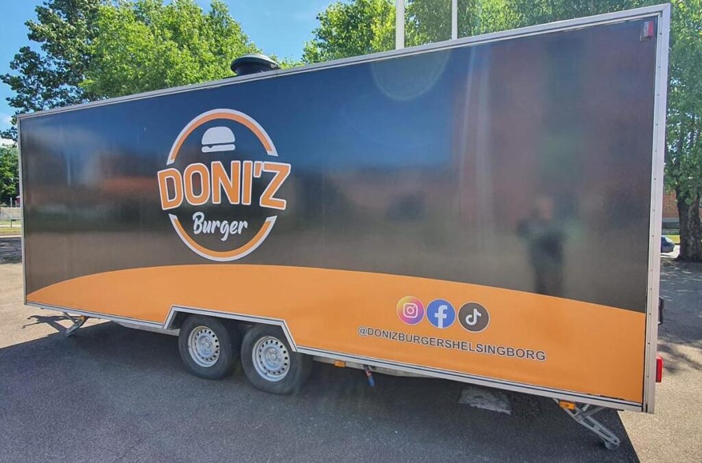 Doniz Burgers serveringsvagn i svart och orange