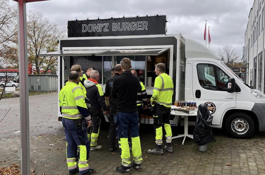 Doniz Burgers foodtruck serverar gäster vid ett företagsevent