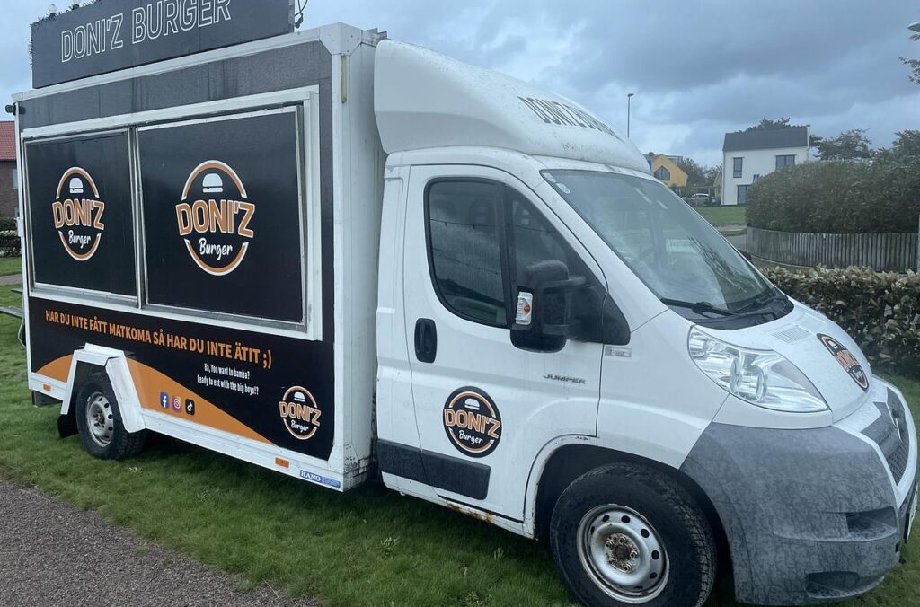 Doniz Burgers vita foodtruck med företagets logotyp