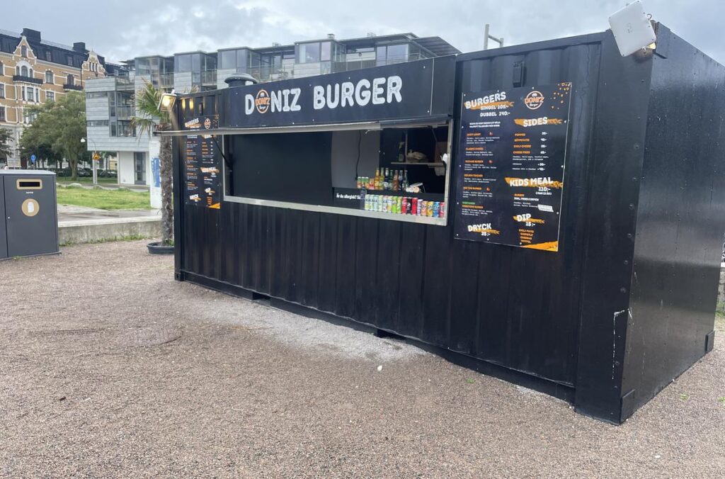 Doniz Burgers svarta serveringscontainer vid ett event