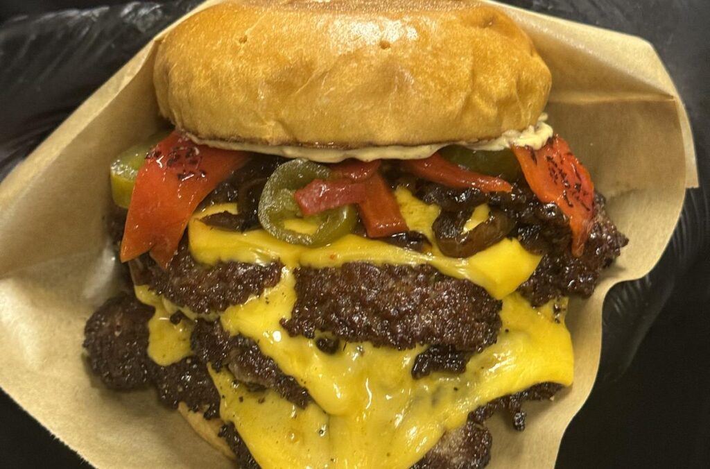 Smashburgare med smält ost och jalapeños från Doniz Burger